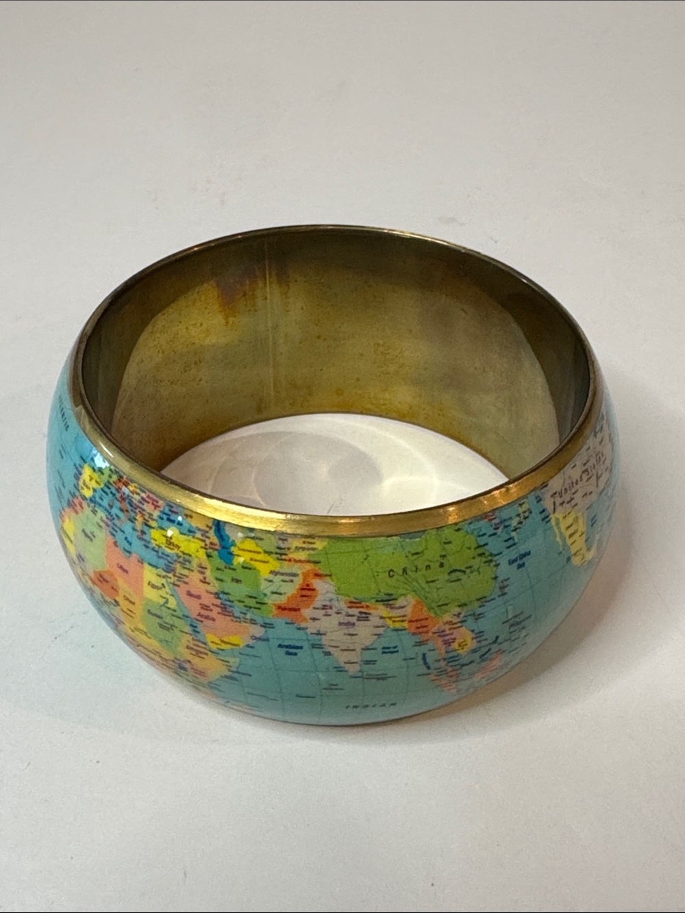 World Globe Map Bracelet Wide Curved Brass Bangle Vintage 1980-1990's - Picture 2 of 9